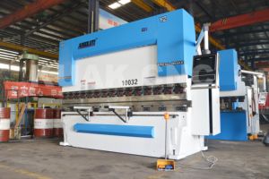 Alta seguridad 80Ton3200mm CNC Press Brake Rail Transit Press Break Machine Doblado Precio bajo 100 Ton - Product Image 3