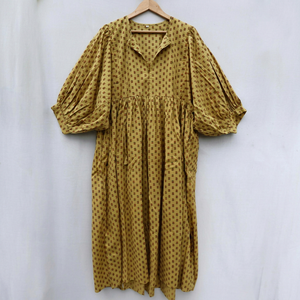 Robe longue maxi élégante en coton jaune moutarde, style bohème, faite à la main, avec col en V et motif ethnique imprimé en blocs - Product Image 1