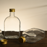 Bouteille en verre rectangulaire plate personnalisable, idéale pour les jus, les boissons et les boissons froides, avec des couvercles dorés
