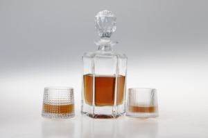 Decantador de whisky vintage de cristal, sin plomo, cuadrado, con juego de vidrio - Product Image 6