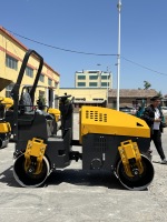 Compacteur routier haute maniabilité de 3 tonnes, rouleau à double tambour de 26 kW pour la rénovation des routes de villages et le compactage de mini-fondations