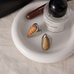 แหวนไทเทเนียมทรงหยดน้ำ ดีไซน์ขอบแบบ Bezel สำหรับทุกเพศทุกวัย ของขวัญเครื่องประดับแฟชั่น ผลิตจากเมืองอี้หวู่ - Product Image 4