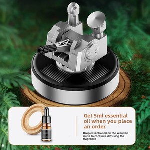 Ornamento per Cruscotto Auto, Modello Rotante Creativo con Pistola Solare Anti-Arrampicata, Diffusore di Aromi per Auto - Product Image 6