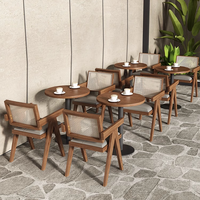Ensemble table et chaises de salle à manger décontractées en rotin tressé en bois massif, style moderne minimaliste inspiré du Wabi-Sabi, mobilier de restaurant