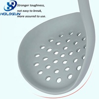 Écumoire de cuisine en silicone antiadhésive monobloc résistante à la chaleur, couleur personnalisée, avec long manche, pour usage domestique en cuisine