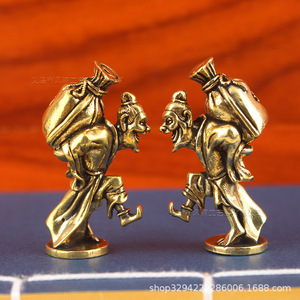 Artigianato in ottone di Dington per un vecchio bevitore, vecchio uomo che porta un fusto di vino e un teiera, con un tavolino antico invecchiato. - Product Image 2