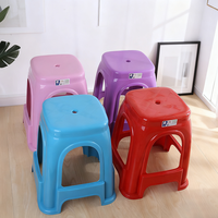 Tabouret Moderne en Plastique Extra Épais pour la Vente en Gros : Chaise de Table à Manger Carrée pour la Maison, Tabouret Haut pour Adultes pour le Salon.