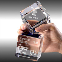 Cube en cristal K9 élégant avec design carré flottant, gravure personnalisée, fournisseur de cadeaux de reconnaissance d'entreprise pour trophées en cristal