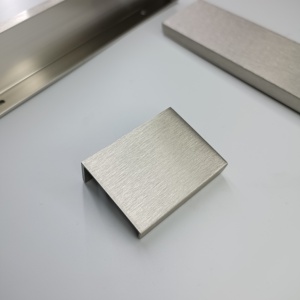 Profilo per bordo anta cucina in alluminio oro, maniglia nera in alluminio per mobili e armadietti - Product Image 4