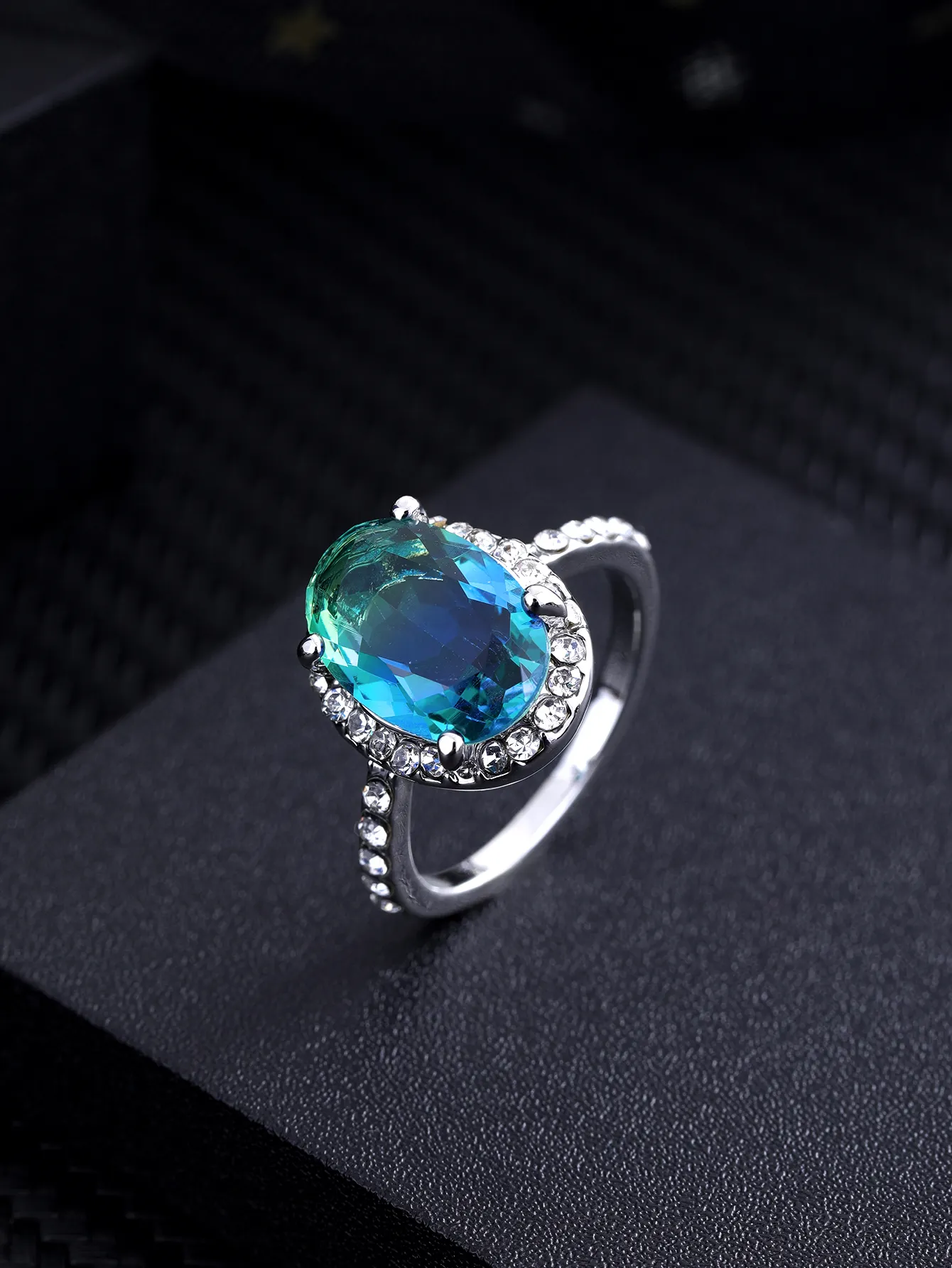 תכשיטים אירופאי אלגנטיות מעודנת בסגנון קלאסי עגול יהלום כחול מלכותי טבעת לב הים לנשים