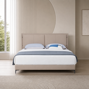 Lit rembourré minimaliste avec tête de lit à trois panneaux, cadre plateforme en tissu rembourré, pieds en métal, taille King, pour chambre d'hôtel - Product Image 1