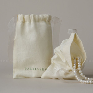 PandaSew Sac d'emballage léger en coton avec logo personnalisé, garni d'organza, avec cordon de serrage, pour bagues, boucles d'oreilles, colliers et bijoux - Product Image 1