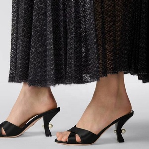 Mules d'été pour femmes à talons fins, ornées de perles, à bout ouvert, à brides croisées en satin, coupe large - Product Image 2