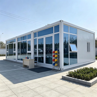 Maisonnette préfabriquée en kit avec grandes fenêtres et bureau intégré pour salle de direction sur chantier et atelier temporaire