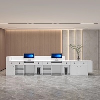 Bureau de réception moderne minimaliste en L, grand format, blanc, avec empiècements, pour hall d'entreprise, bureau commercial, ou hôpital
