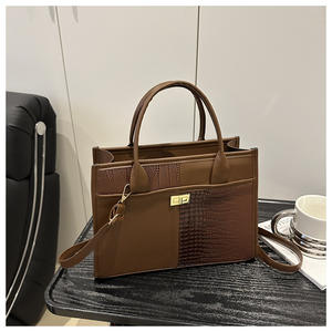 2025 nuovissime strisce lunghe tendenze della moda eleganti signore all'ingrosso borse Tote borse a tracolla di lusso per le donne - Product Image 5