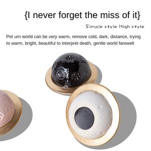 Moderne luxe ecologische handgemaakte keramische urn met gouden rand, bolvormig, voor huisdieren, kosmische sterrenhemel, bijpassende begrafenisaccessoire. - Product Image 4