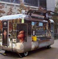 Matte Anthrazit Kapselkarosserie Hintere Dachbelüftungseinheit Weiß Geäderte Arbeitsplatte Lakeside Glamping Kaffee-Anhänger
