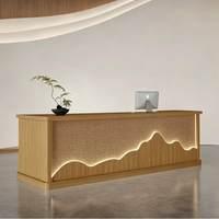 Bureau d'accueil moderne en bois sur mesure avec éclairage LED en forme de montagne pour hall d'hôtel et centre de spa