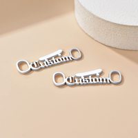 Boucle de lacet en gros conception personnalisée lettres de marque plaque vierge multicolore sculpté logo creux dentelle boucle de verrouillage pendentif en métal
