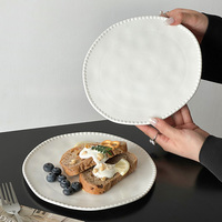 Assiettes en céramique de forme irrégulière en porcelaine blanche avec relief en relief et bordure perlée Assiette à pain Assiette à steak