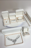 Lot de 100 boîtes à bijoux en cuir PU FANDIJI pour bagues, colliers et bracelets, avec personnalisation de logo disponible et gravure de caractères métalliques