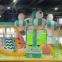 Equipo de Juegos Interior Personalizado con Diseño Geométrico Vibrante, Piscina de Pelotas, Toboganes y Diseño a Cuadros para Centro Recreativo