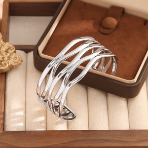 Bracelet tendance en acier inoxydable creux, style européen et américain, design multi-lignes superposées, collection Jingciren Boutique - Product Image 6