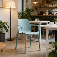Chaise de salle à manger d'extérieur en plastique PP, design moderne et minimaliste, empilable, pour restaurants et hôtels