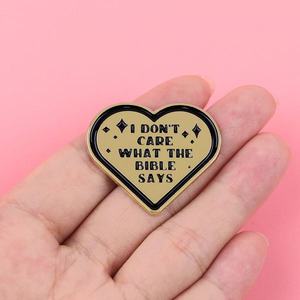En gros, épingles en métal émaillé en forme de cœur de dessin animé noir style punk avec épée, design anglais audacieux, souvenirs pour vêtements - Product Image 2