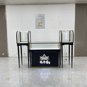 Exhibidor de Joyería de Lujo Negro y Dorado - Vitrina de Vidrio con Iluminación LED y Mostrador de Marca - Product Image 1