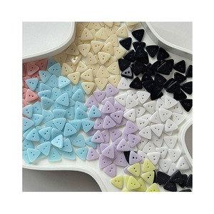 Triángulo de dibujos animados Tamaño pequeño 2 agujeros Botones de cerámica para ropa para cárdigan de punto Vestido de niños Botones decorativos para ropa - Product Image 1