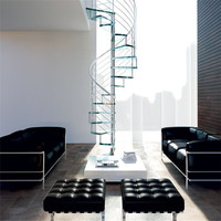 Escalier en colimaçon moderne en verre pour intérieur, design personnalisé avec colonne centrale en acier et marches en verre
