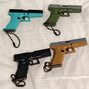 Llavero con Forma de Pistola G17 1/3 con Caja Táctica Especializada, Mini Llavero Pistola, Regalos para el Día del Padre - Product Image 3
