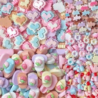 Accessoires en résine DIY : mini pantoufles, panneaux routiers, donuts, cœurs pixelisés ; breloques miniatures assorties pour pinces à cheveux et décoration de coques de téléphone
