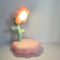 Lampe de table LED moderne en plastique en forme de fleur, veilleuse avec télécommande, projection blanc chaud, cadeau pour enfants, alimentation par prise secteur ou piles