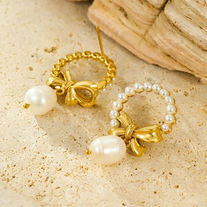 Boucles d'oreilles créoles en perles de style vintage avec nœud en or Boucles d'oreilles en perles baroques Bijoux rétro élégants pour femmes - Product Image 5