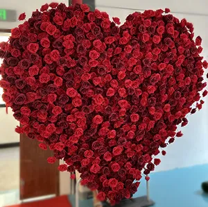 Decorazione di nozze forniture proposta di matrimonio a forma di cuore rosso disposizione di fiori rosa artificiale cuore floreale sfondo