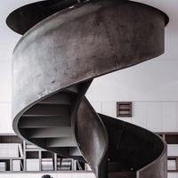Escalier hélicoïdal design pour intérieur de luxe avec effet de marches flottantes et balustrade en verre sur mesure