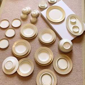Juego de Vajilla de Porcelana Europea Dorada de 33 Piezas, Platos de Porcelana, Más Vendido - Product Image 2