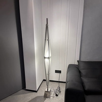 Lampe sur pied artistique haut de gamme moderne et minimaliste pour villa, avec éclairage LED pyramidal, en acier inoxydable et verre, commande par bouton, pour côté canapé, avec fonction lumière et abat-jour