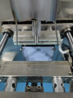 Machine d'emballage automatique avec tube d'injection, remplissage et scellage pour l'emballage de sauce chili, sauce piquante, sauce barbecue, pâte et condiments