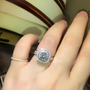 Anello da Donna F894 in Oro Bianco con Diamante Taglio Cushion, Anello di Fidanzamento con Diamante Naturale Colore D e Pietre Laterali - Product Image 3