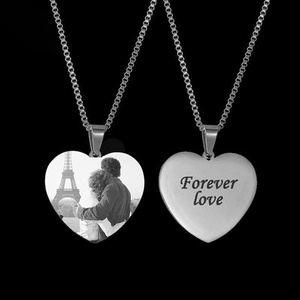 Collana a Forma di Cuore in Acciaio Inossidabile Personalizzabile con Incisione Laser di Foto, Nome o Logo per Donna - Product Image 1