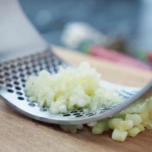 Presse-ail à bascule en acier inoxydable avec poignée ergonomique, râpe de cuisine facile à nettoyer, outil de cuisson multifonction - Product Image 2