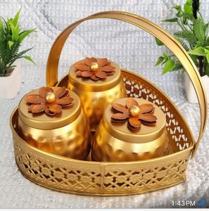 Ensemble de pots décoratifs floraux avec poignée, plateaux ovales en métal faits à la main, design traditionnel, lot multi-pièces - Product Image 1