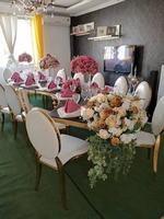 Chaises et tables rondes empilables en acier inoxydable doré pour événements commerciaux, mariages et repas modernes