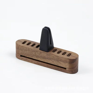 น้ำหอมปรับอากาศในรถยนต์แบบหนีบช่องแอร์ ดีไซน์หรูหรา ผลิตจากไม้เนื้อแข็งและโลหะ พร้อมระบบระเหยกลิ่นธรรมชาติ กลิ่นหอมติดทนนาน รับทำโลโก้ตามสั่ง - Product Image 6