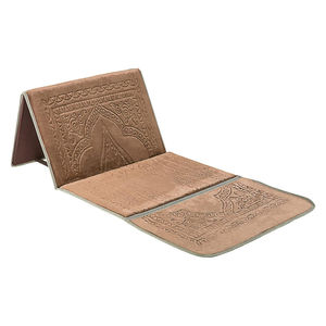 Vente en gros de mini tapis de prière musulman de voyage portable pliable pochette personnalisée lavable en nylon coussiné polyester - Product Image 1