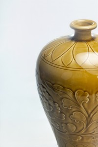 Vaso in Porcellana Ding con Smalto Giallo e Decorazione <span class=keywords><strong>Sgraffito</strong></span> a Peonia e Prugna - Product Image 3